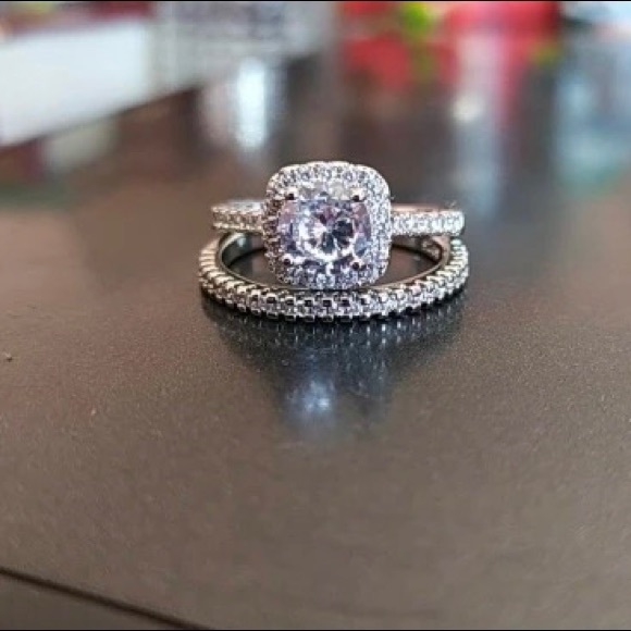 Cushion cut Solitaire engagement/wedding set - Picture 4 of 7